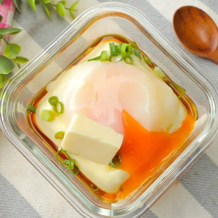 【豆腐があったら迷わずコレ】「のせるだけで超ウマいやつ」「安いから毎日食べよ」火を使わずに作れるおかずレシピ
