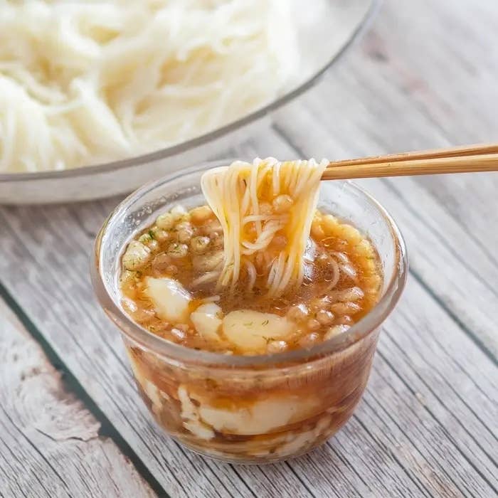 【そうめんが秒で消えます】「一口でハマったわ」いつものめんつゆに入れるだけ!悪魔風めんつゆの作り方