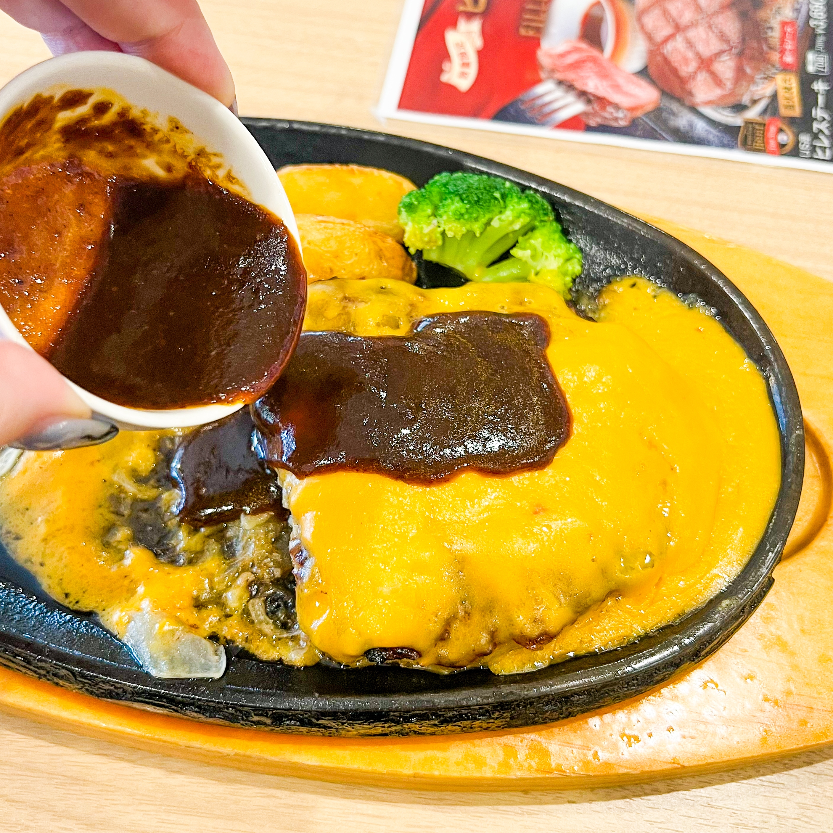 ビッグボーイ「4種のチーズソースの手ごねハンバーグ」