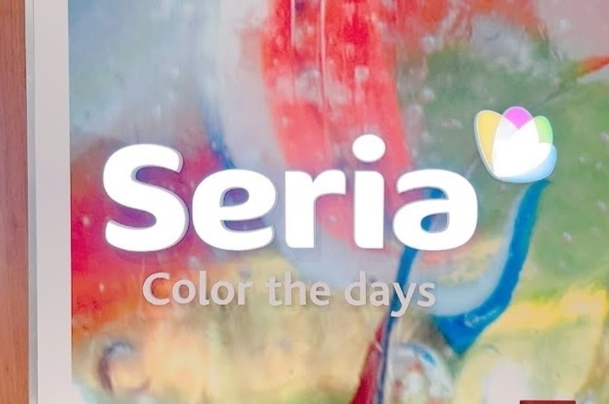 セリア店内のカラフルな看板に「Seria Color the days」と書かれている。