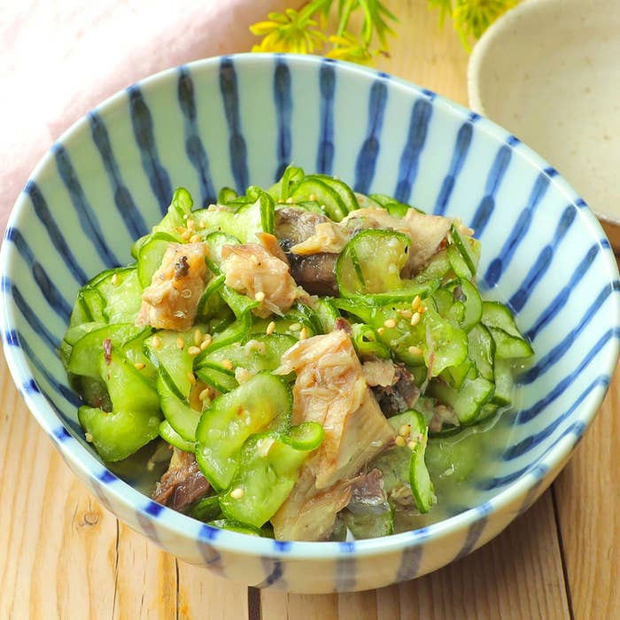 きゅうりと魚を和えた料理が器に盛られている。