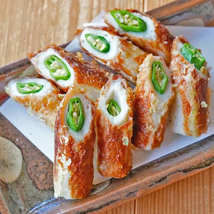 ちくわにピーマンを詰めて揚げた料理が和風のお皿に盛られています。
