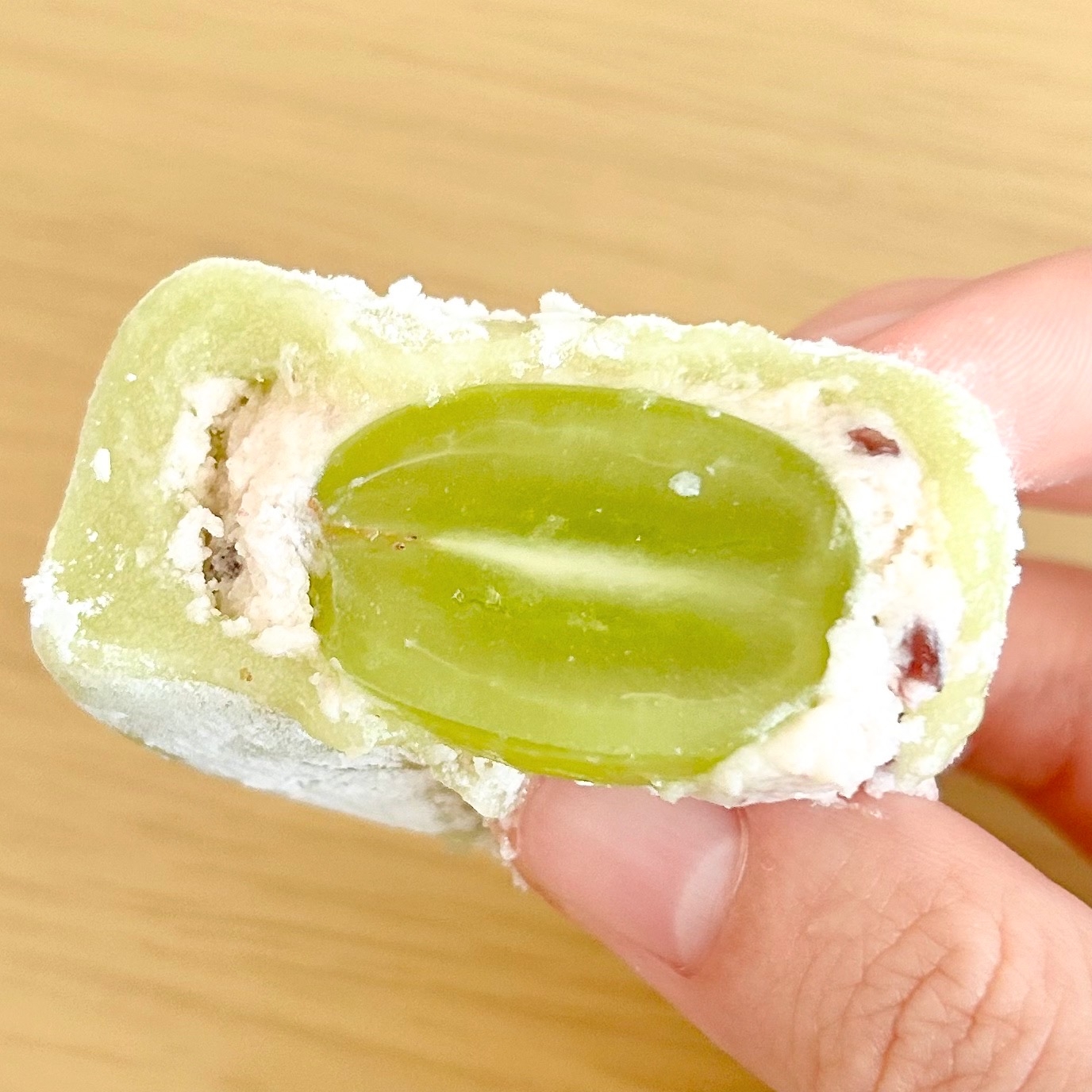 シャトレーゼの「山梨県産シャインマスカットのホイップクリーム大福」