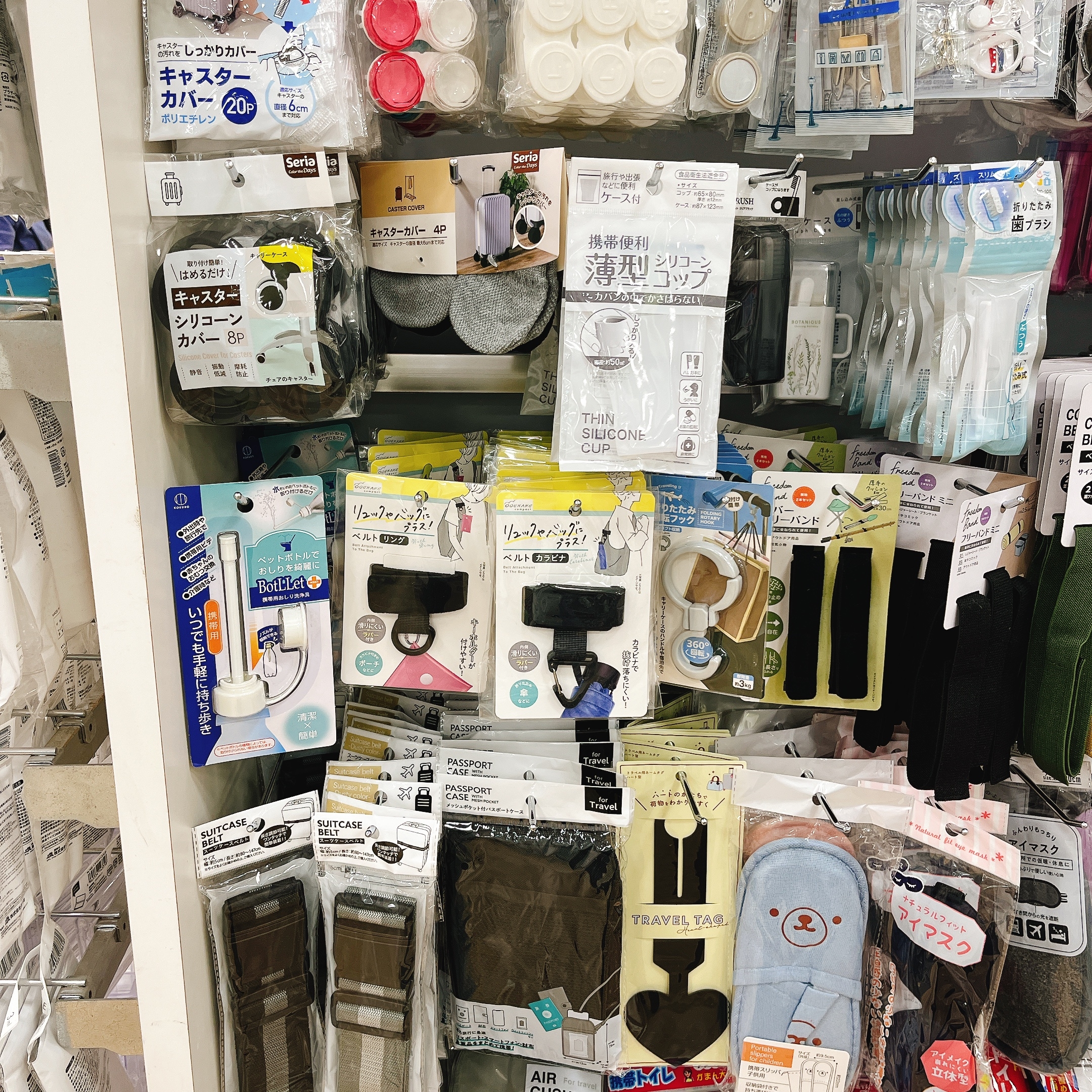 Seria(セリア)の「リュックにプラス ベルト カラビナ」