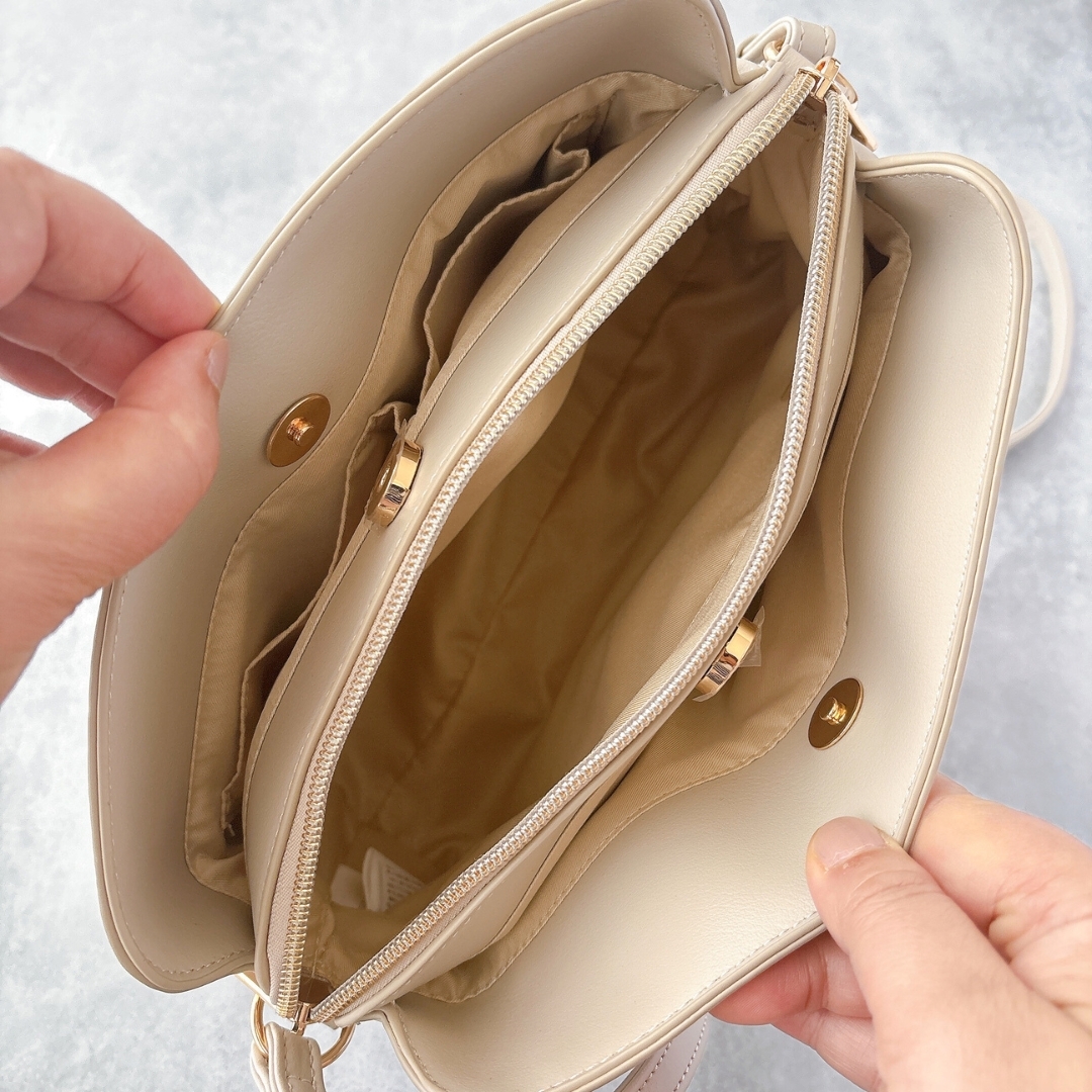 Honeys(ハニーズ)の「軽量両あおりショルダー」
