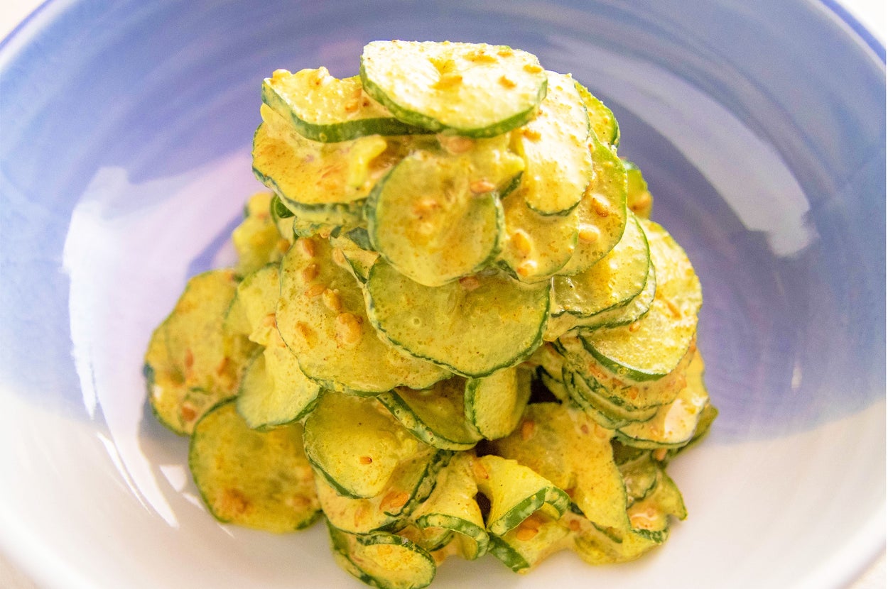 ボウルに盛られたスライスされたズッキーニの料理。