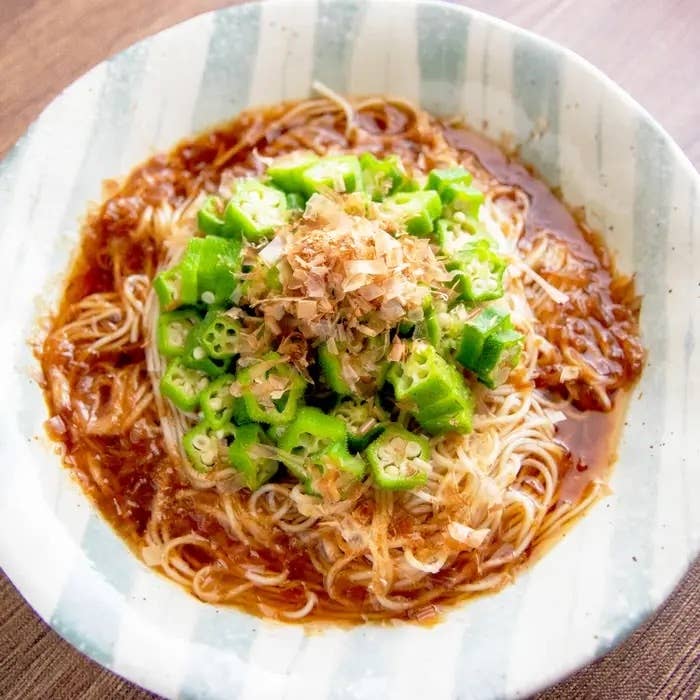 おくらと節をのせたそうめんが皿に盛られている。