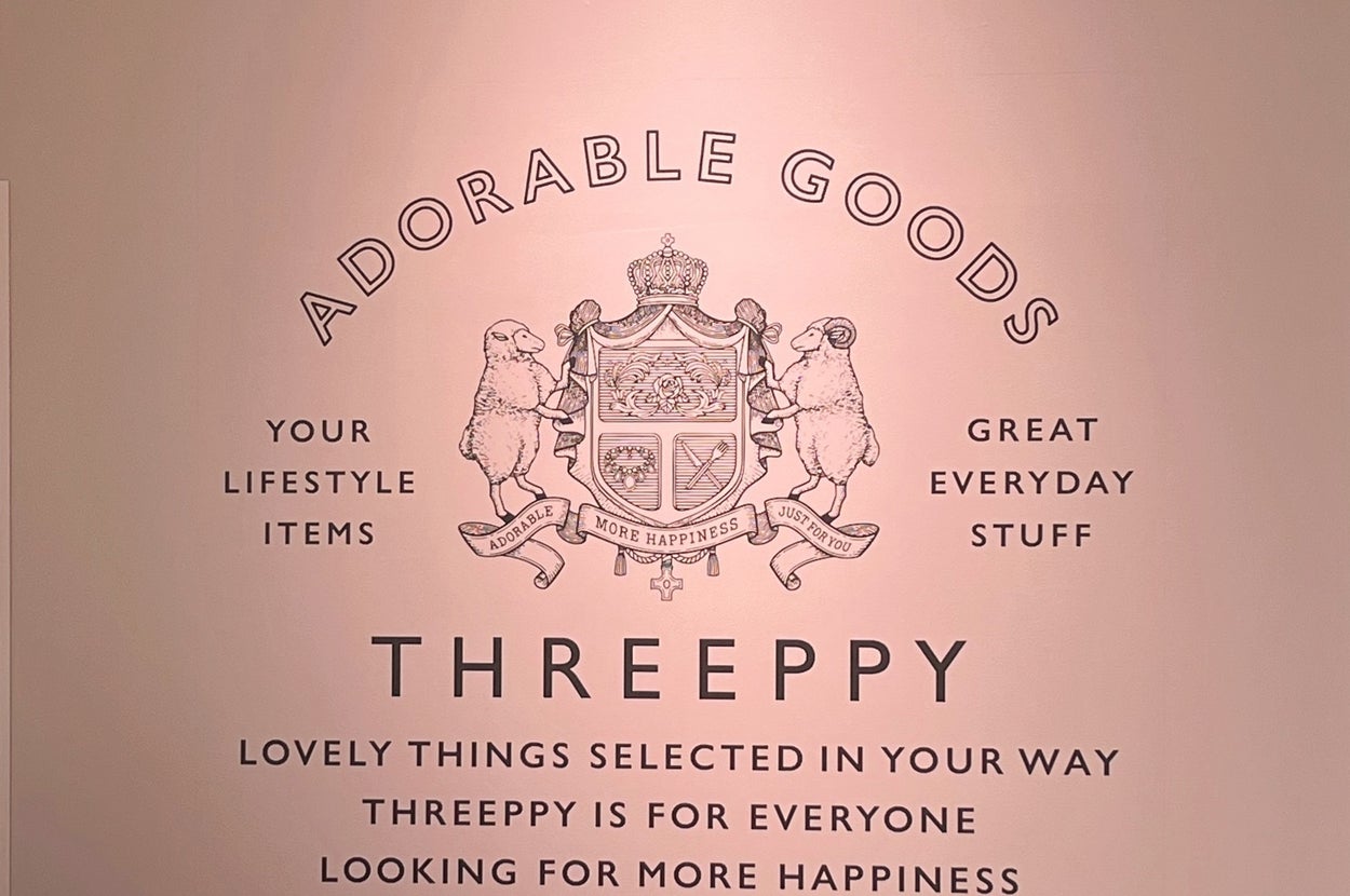 Adorable Goodsの看板。生活雑貨を扱う「THREEPPY」のブランドコンセプトが記されている。