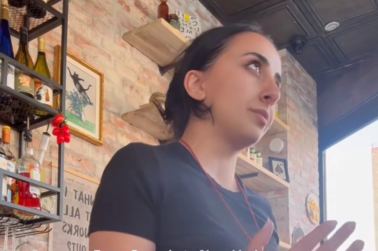 カフェの一角で立つ女性。上部に「From Georgia to New York. I may not know every word yet...」などの英語テキストがあります。