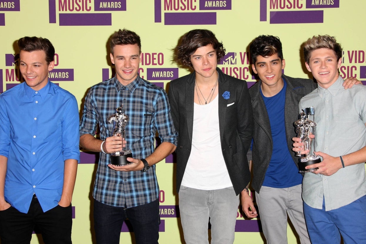 One Direction posing with an MTV VMA award in 2012