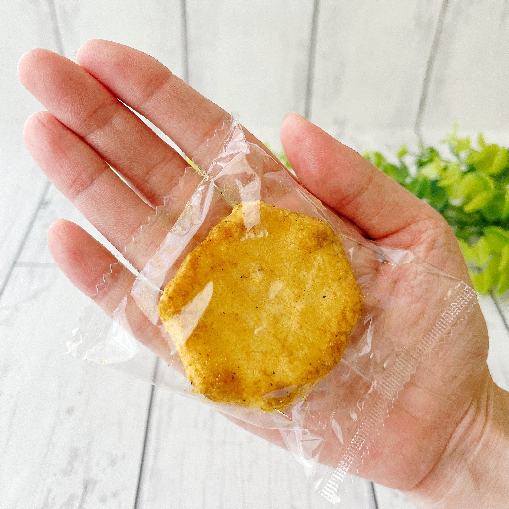 KALDI(カルディ)の「和風カレー味のおせんべい 64g」