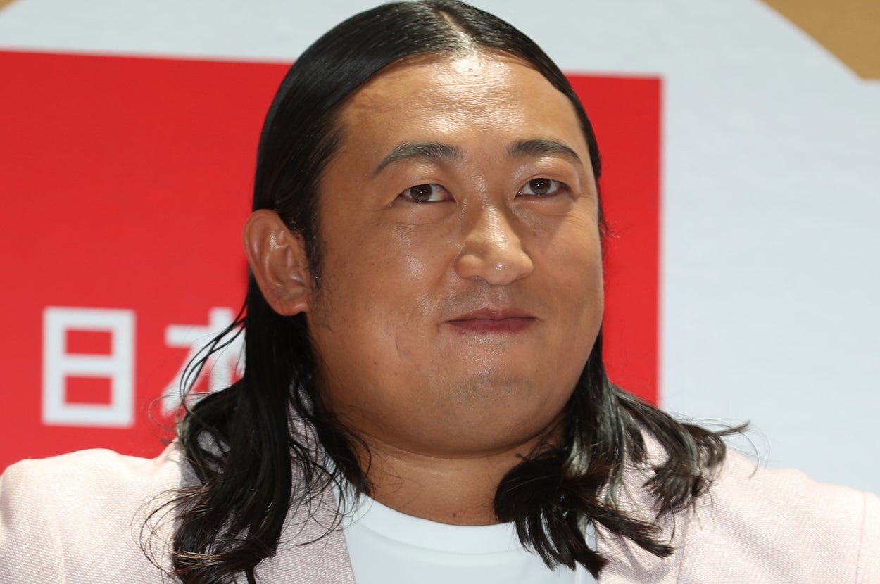 秋山竜次さん(時事)
