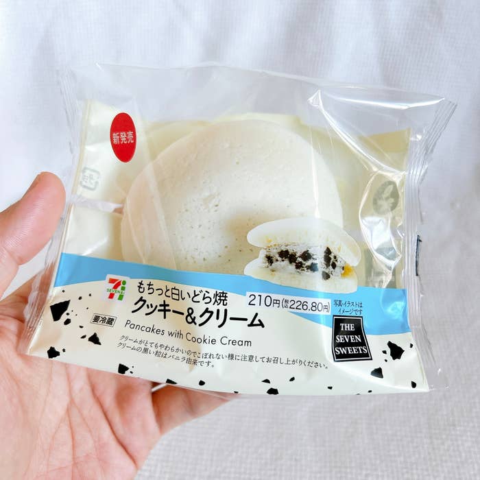 セブン-イレブンの「もちっと白いどら焼 クッキー&クリーム」