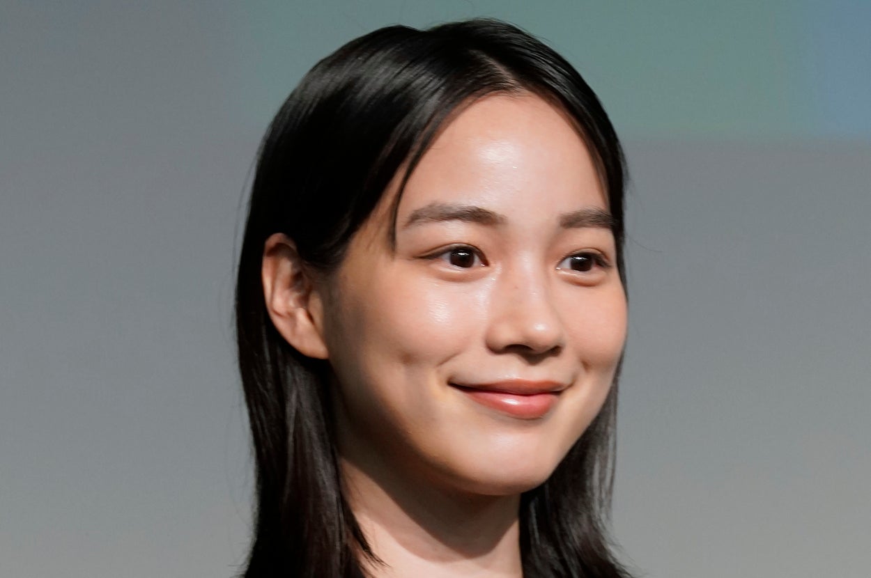 申し訳ありませんが、この画像の人物が誰かは分かりません。ダークスーツを着た女性が笑顔で写っています。