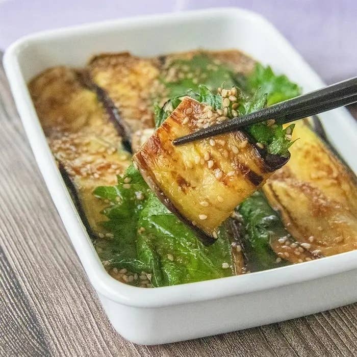【なすと大葉の組み合わせが最強すぎる】「ご飯にめっちゃ合う」「冷蔵庫にあったら安心!」作り置きにもおすすめの副菜レシピ