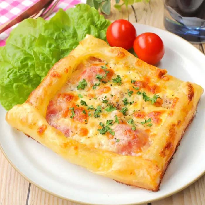 ハム、チーズ、パセリがのったキッシュ風料理。