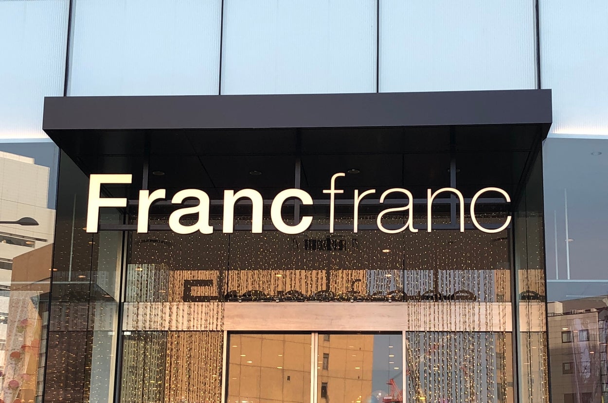 インテリアショップ「Francfranc」の店舗入口。ガラス越しに店内が見える都市部に位置。