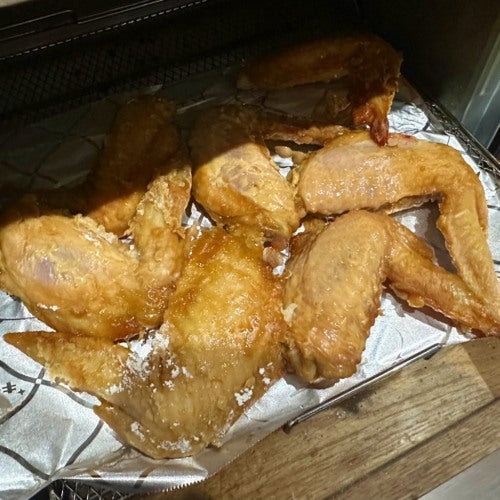 オーブンで焼かれた数枚の鶏の手羽先。焼き具合がよく見える。