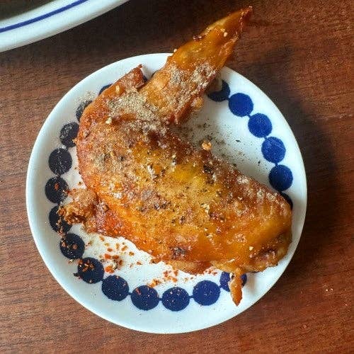 皿の上に盛られたスパイスがまぶされた揚げ物。
