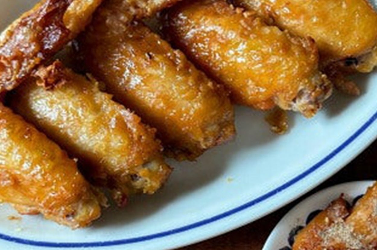 お皿に盛られた数本の揚げチキンウィング。カリッとした外側が特徴的。