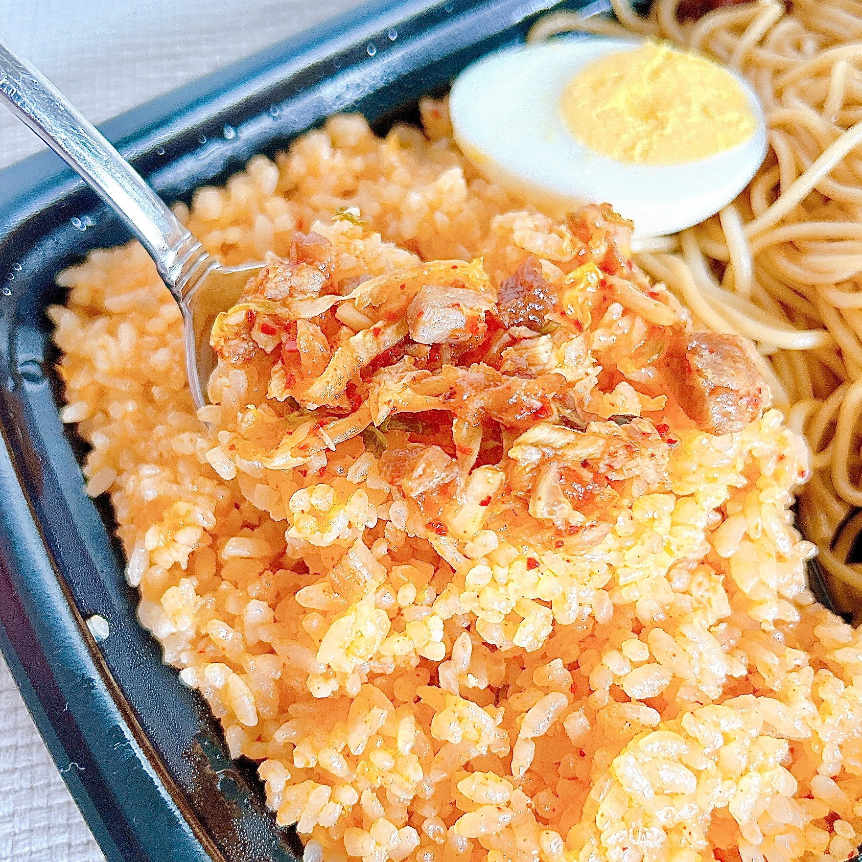 LAWSON(ローソン)の「よくばり合体メシ キムチ炒飯&背脂焼ラーメン」
