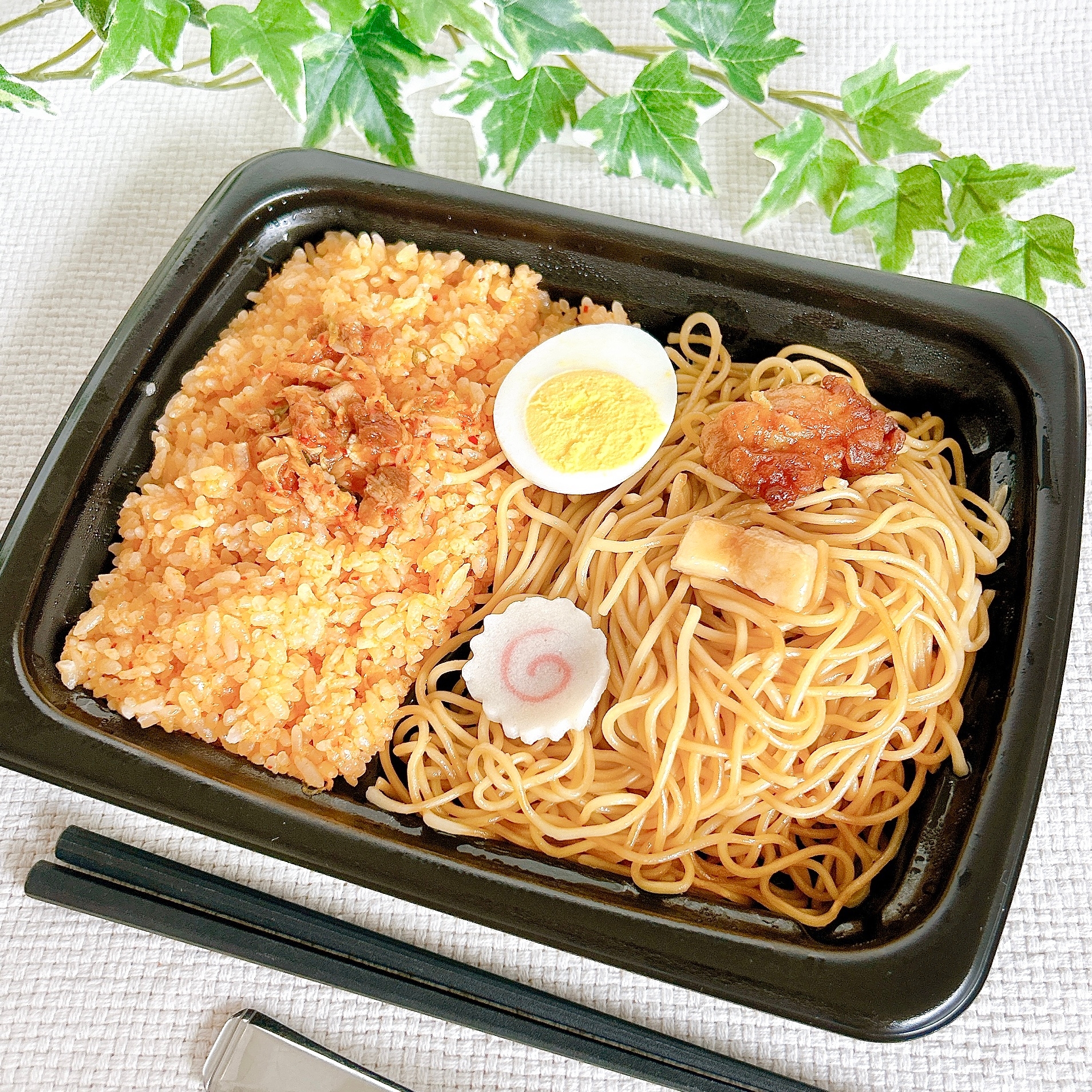 LAWSON(ローソン)の「よくばり合体メシ キムチ炒飯&背脂焼ラーメン」