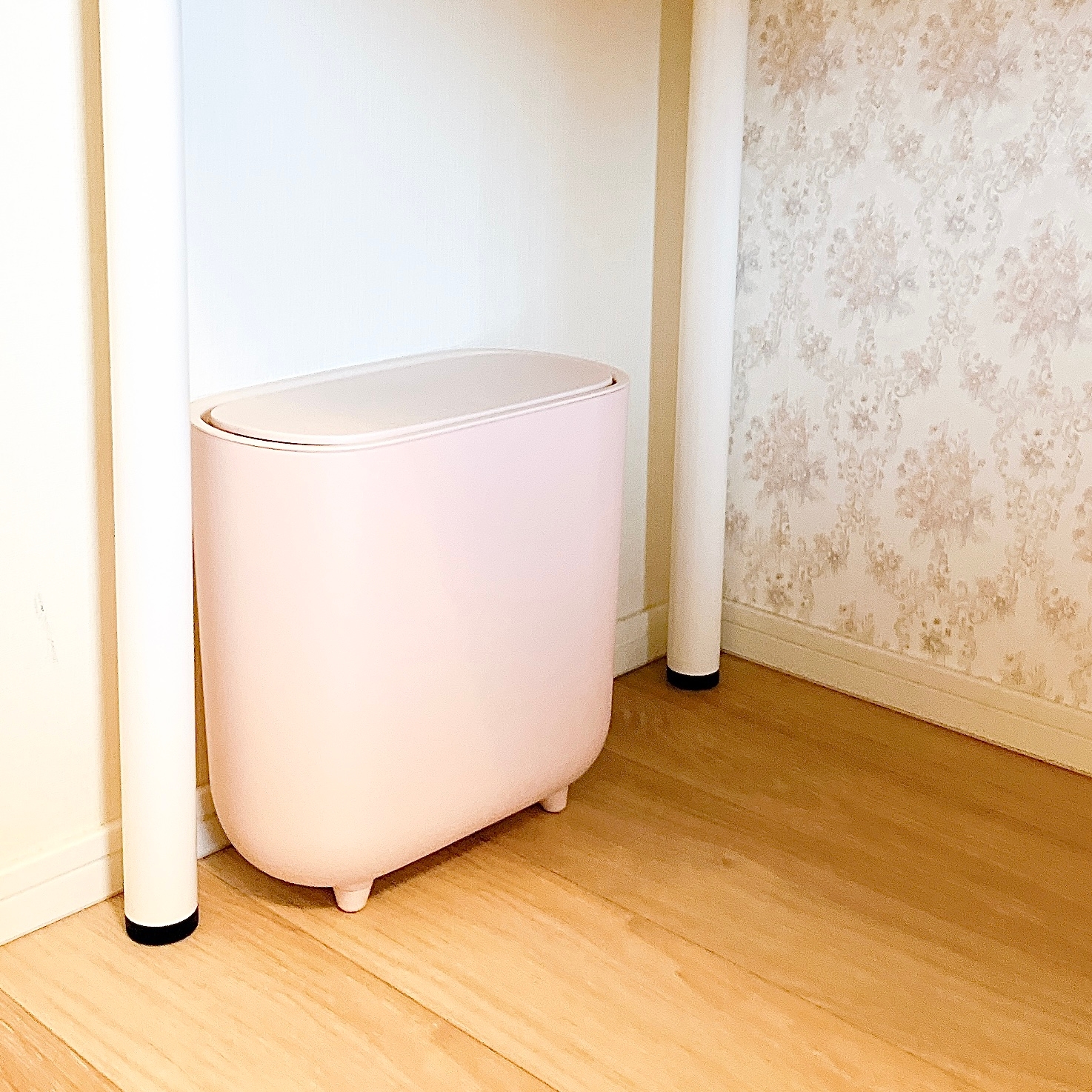 THREEPPY(スリーピー)の「脚付ゴミ箱(9.5L、蓋付、LPK)」