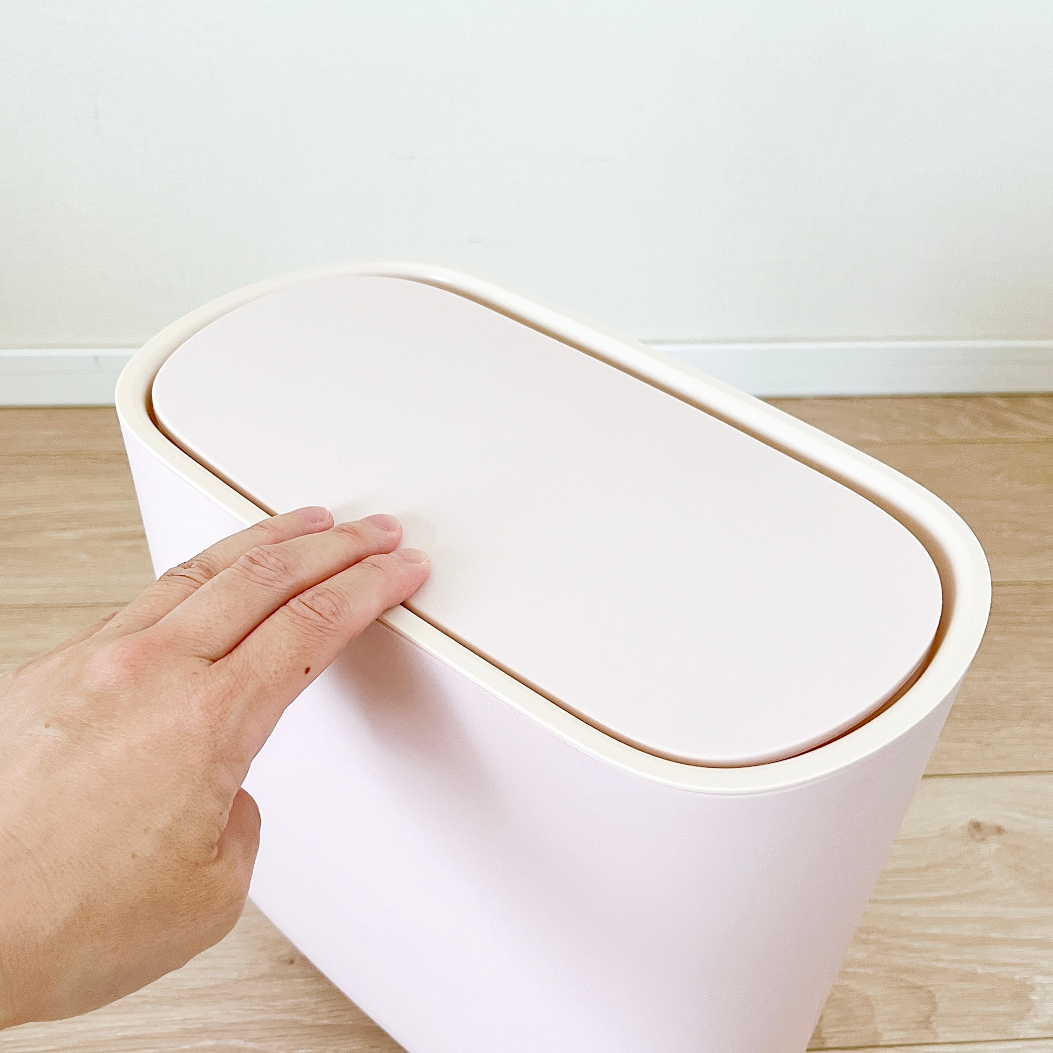 THREEPPY(スリーピー)の「脚付ゴミ箱(9.5L、蓋付、LPK)」