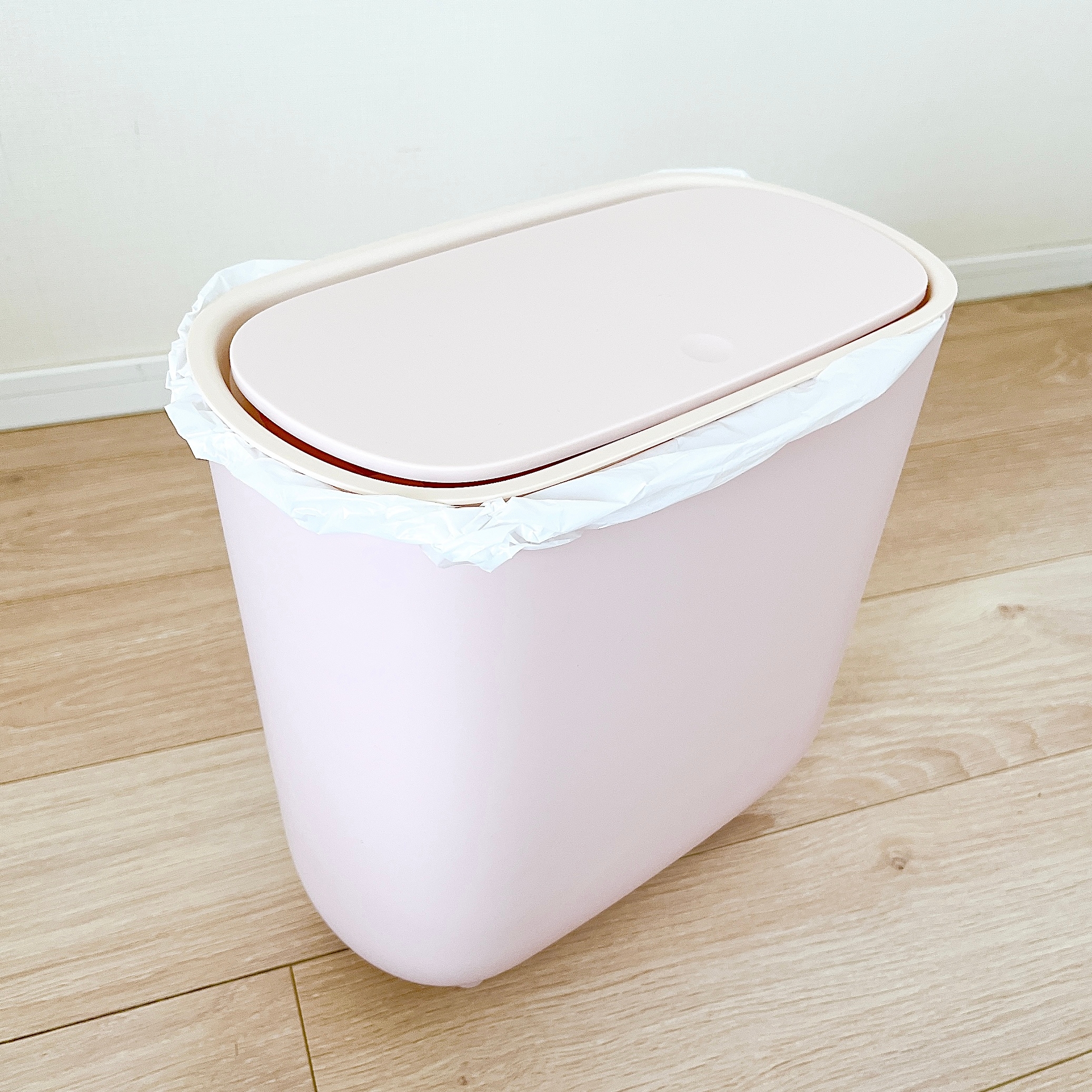 THREEPPY(スリーピー)の「脚付ゴミ箱(9.5L、蓋付、LPK)」