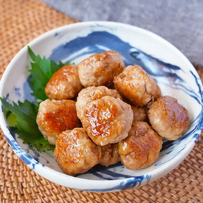 皿に盛られたえのきと豚こまのつくね。