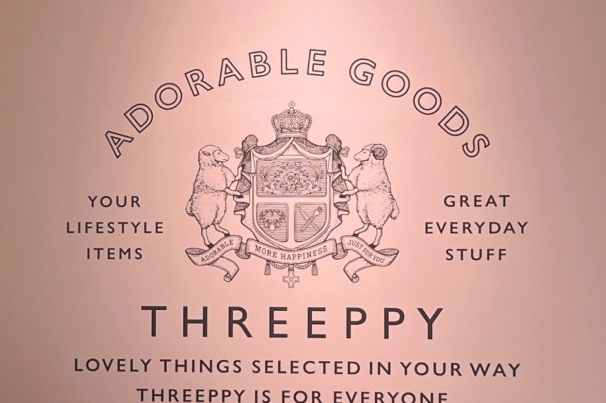 シープの紋章が中央にある広告で、「ADORABLE GOODS」や「THREEPPY」などの文字が含まれています。
