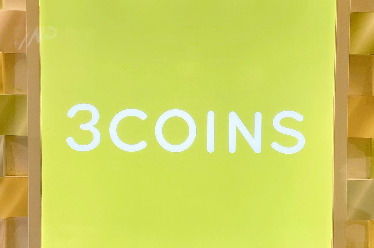 3COINSのロゴが壁に表示されています。背景は立体的なデザインです。