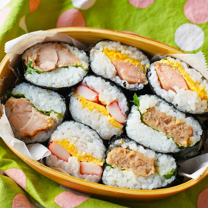 【豆腐の小分けパックが超便利】1度に4つもできる!お弁当にちょうどいいサイズのおにぎらずレシピ