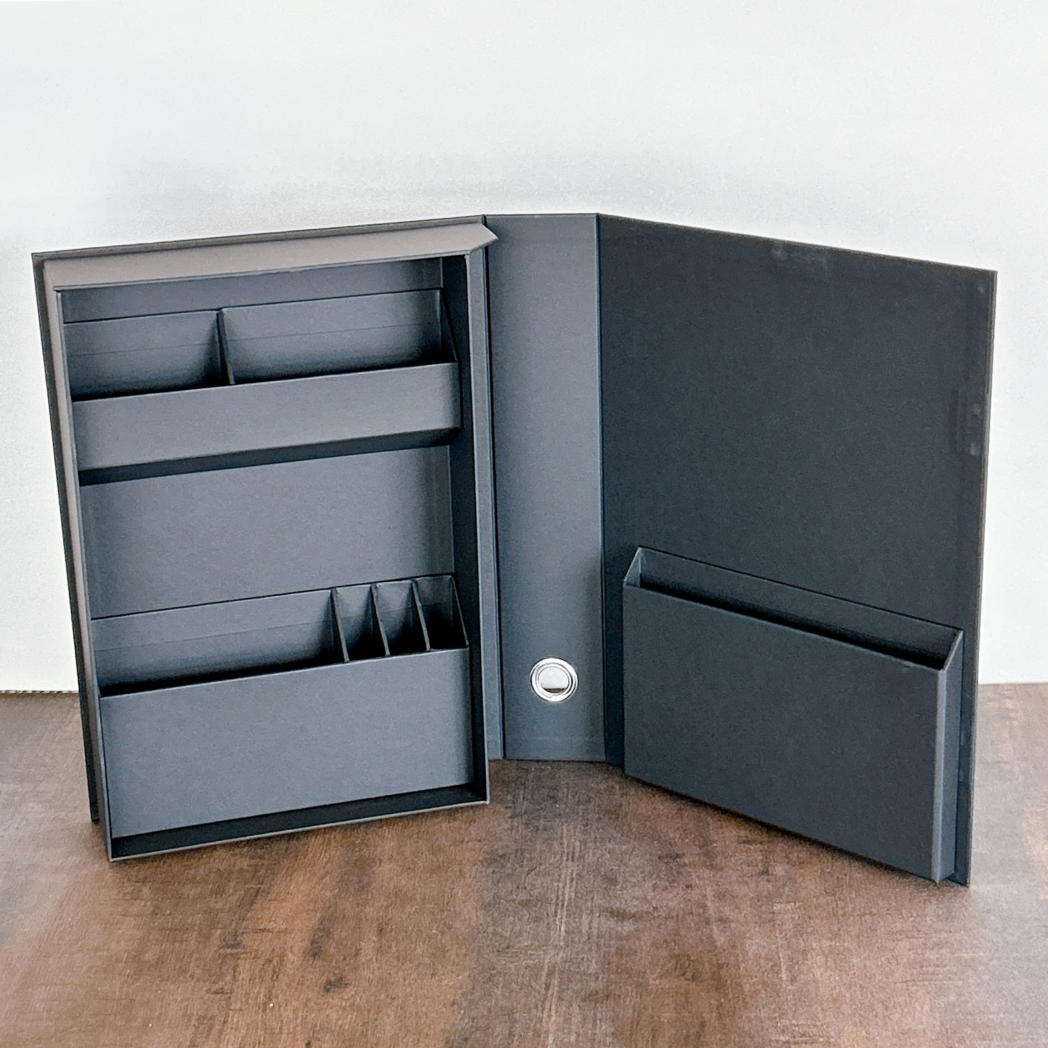 CAINZ(カインズ)の「小物をまとめやすい折りたたみ道具箱 Fタイプ ブラック」
