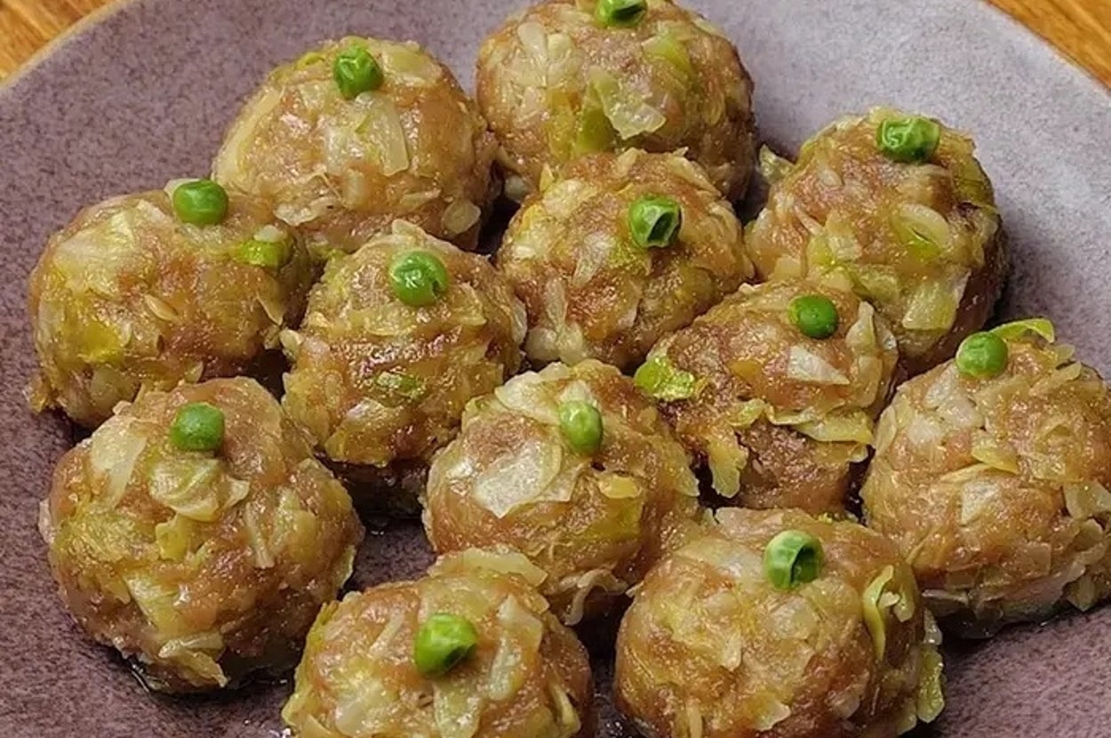 皿に盛られた肉団子。上にグリーンピースがトッピングされている。