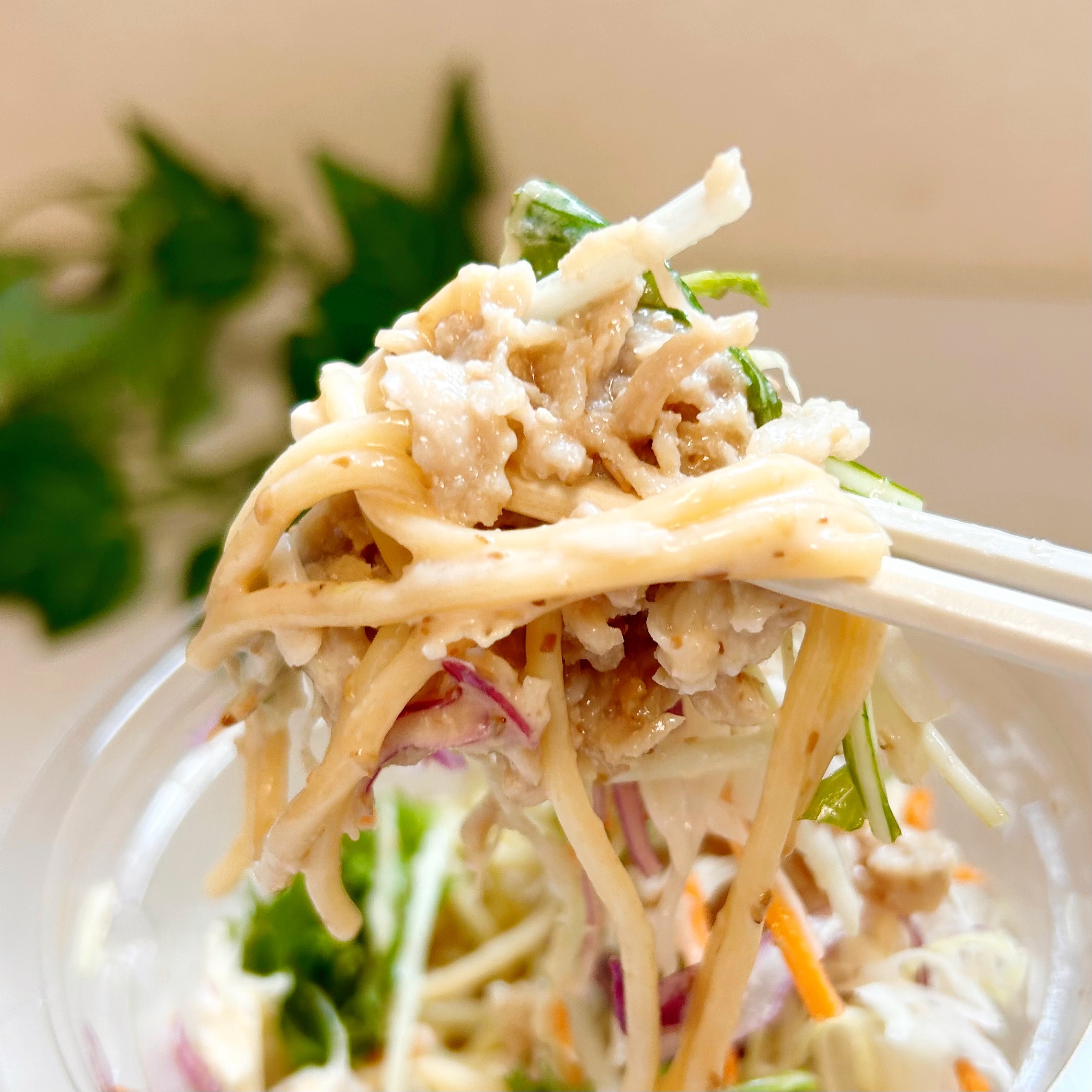 ローソンの「振っておいしいパスタサラダ 豚しゃぶ」