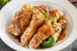 皿に盛られた肉巻きピーマン。焦げ目がついた食欲をそそる見た目です。