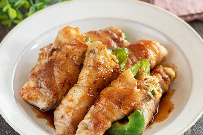 皿に盛られた肉巻きピーマン。焦げ目がついた食欲をそそる見た目です。