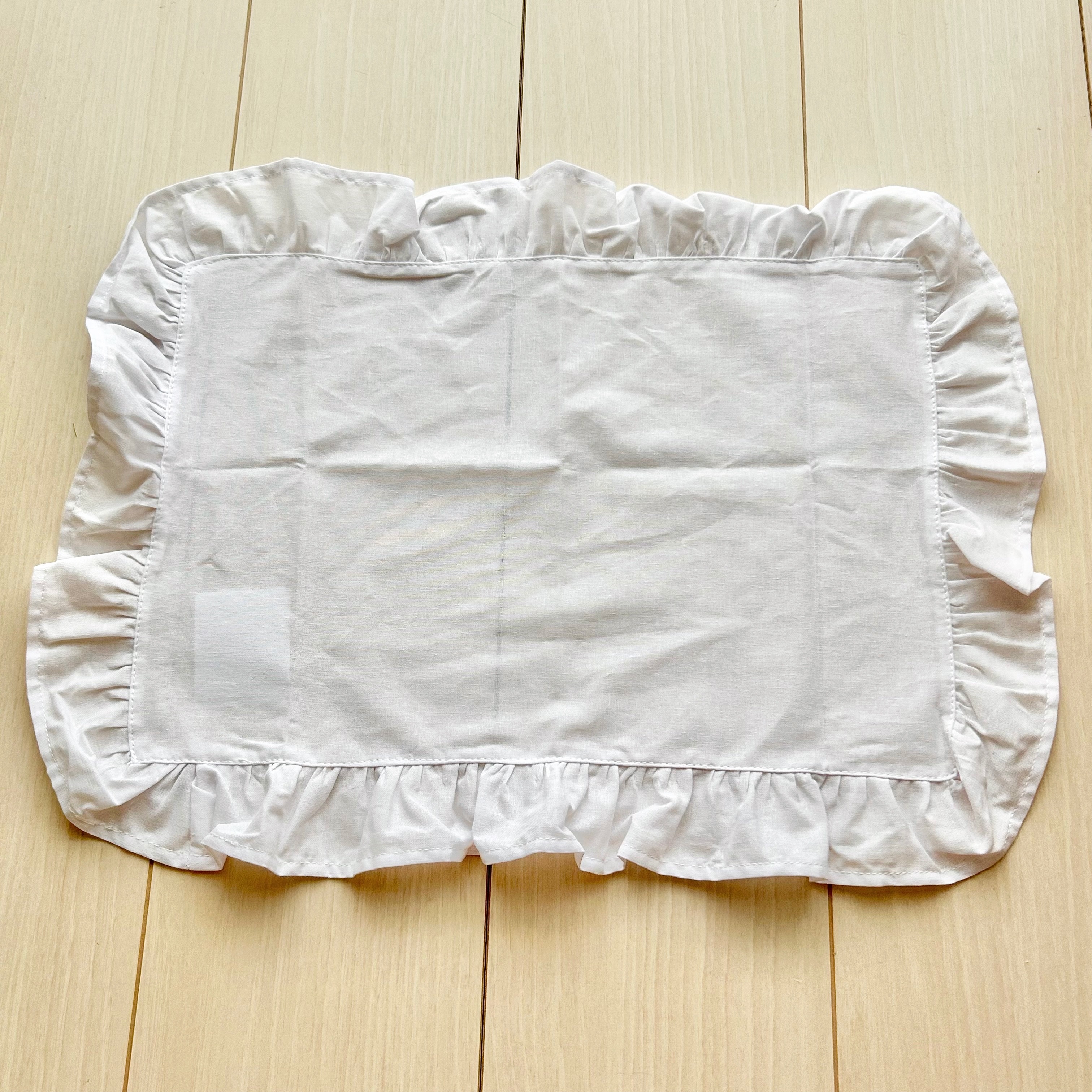 3COINS(スリーコインズ)の「フリルランチョンマット:35×47cm/SILVER CAFE」
