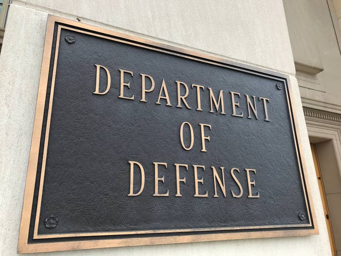 Sign speechmaking "Department of Defense" connected a gathering exterior