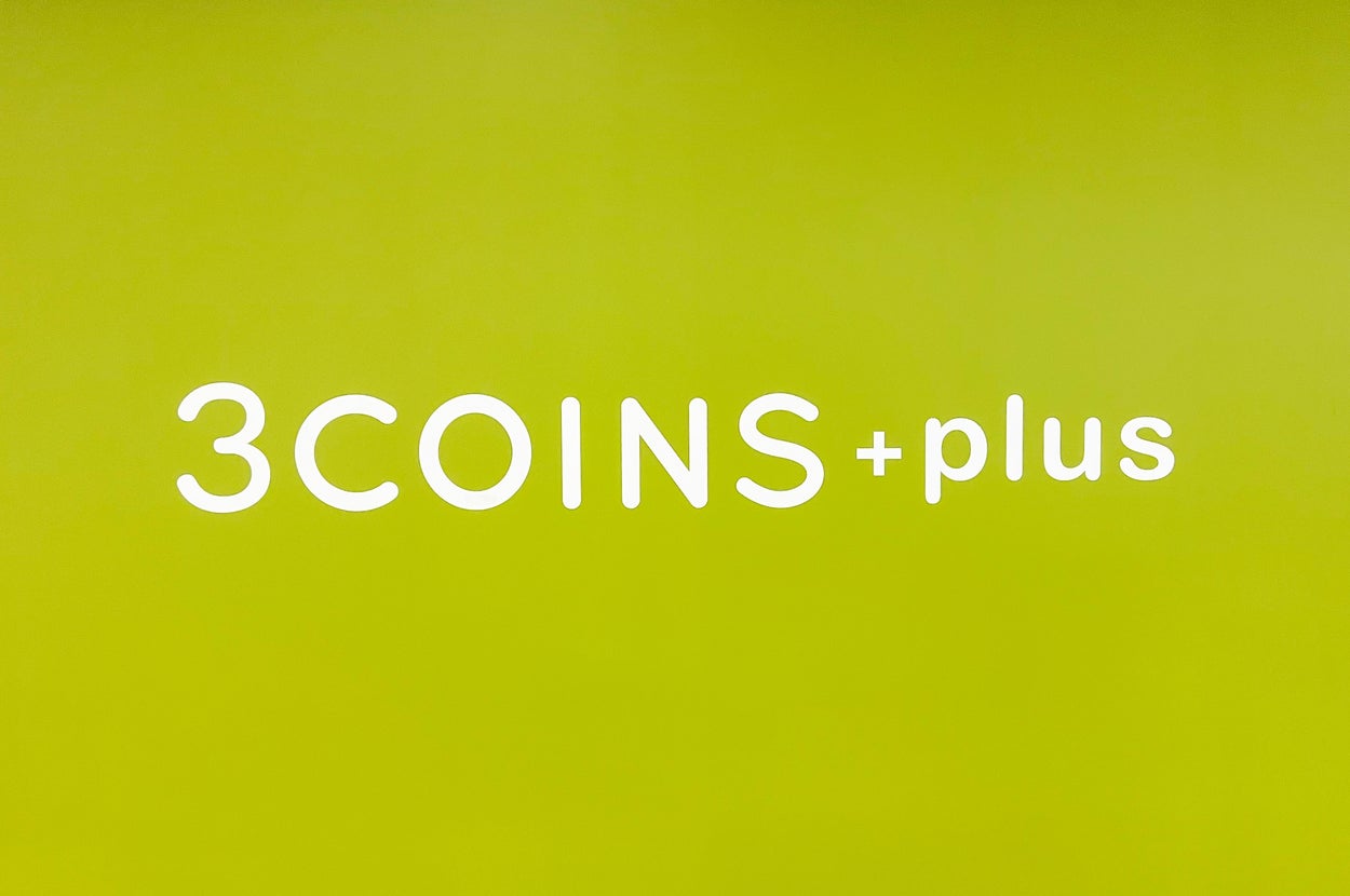 「3COINS+plus」と書かれたシンプルな看板。