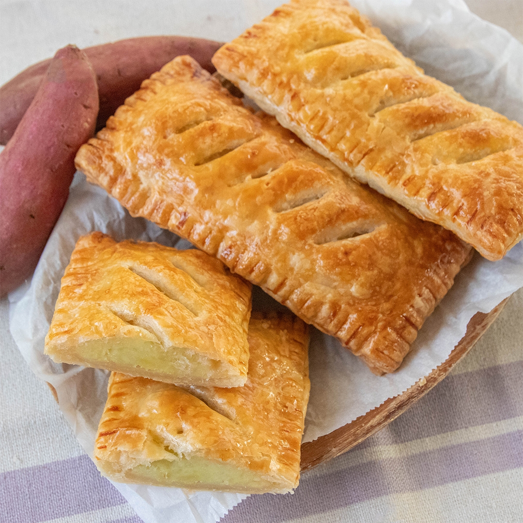 3つのスイートポテトパイが皿にのっている。