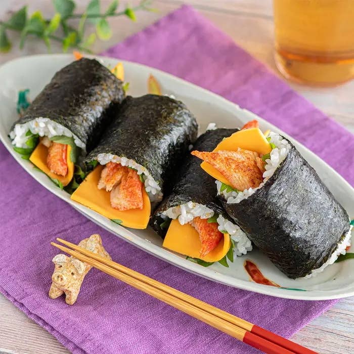 お皿にのった、かに風味かまぼことチーズの韓国風のり巻き。