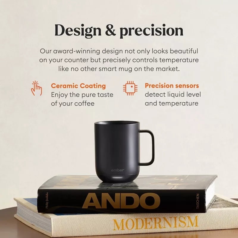 Mug pintar dengan lapisan keramik dan sensor presisi, ditampilkan di buku. Teks menyoroti kontrol suhu dan fitur desain untuk kopi yang sempurna