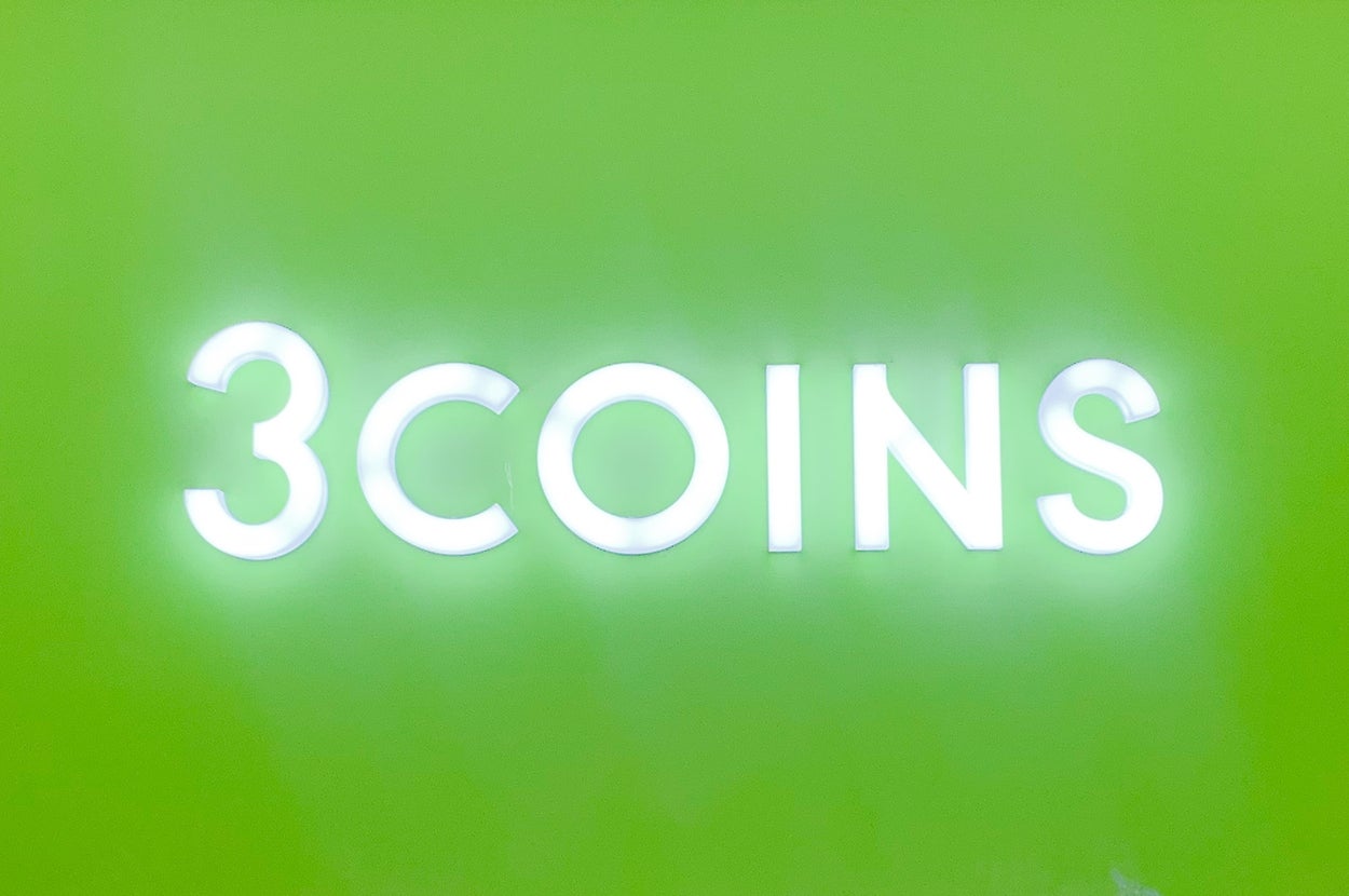 「3COINS」という店名の看板。看板の下には3割引のセールポップが並んでいる。