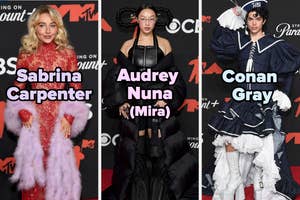 Tres celebridades en la alfombra roja: una en vestido rojo con plumas, otra en atuendo negro inflado, y la tercera en vestido azul con volantes