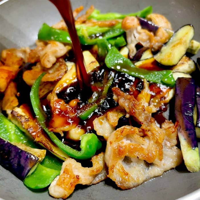 料理のアップ: 野菜と肉が調理中の様子。