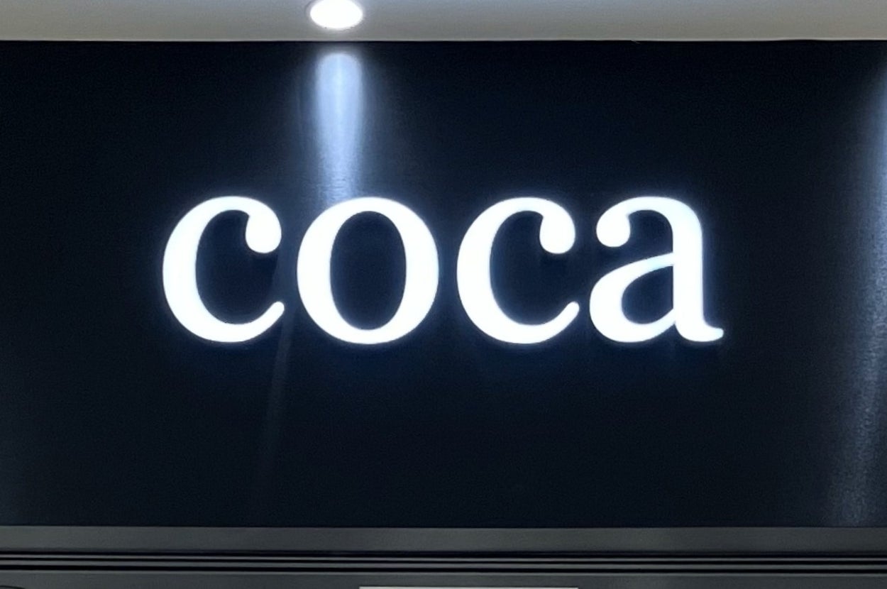 壁に「coca」の文字がライトアップされています。