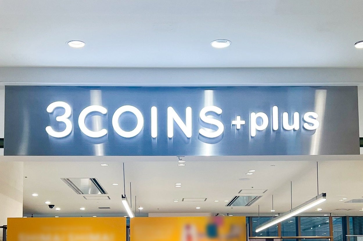 「3COINS+plus」と書かれた看板。店名が強調された表示。