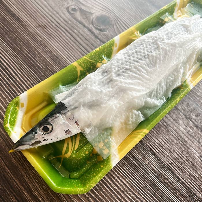 パックに入った新鮮な魚がテーブルの上に置かれている。